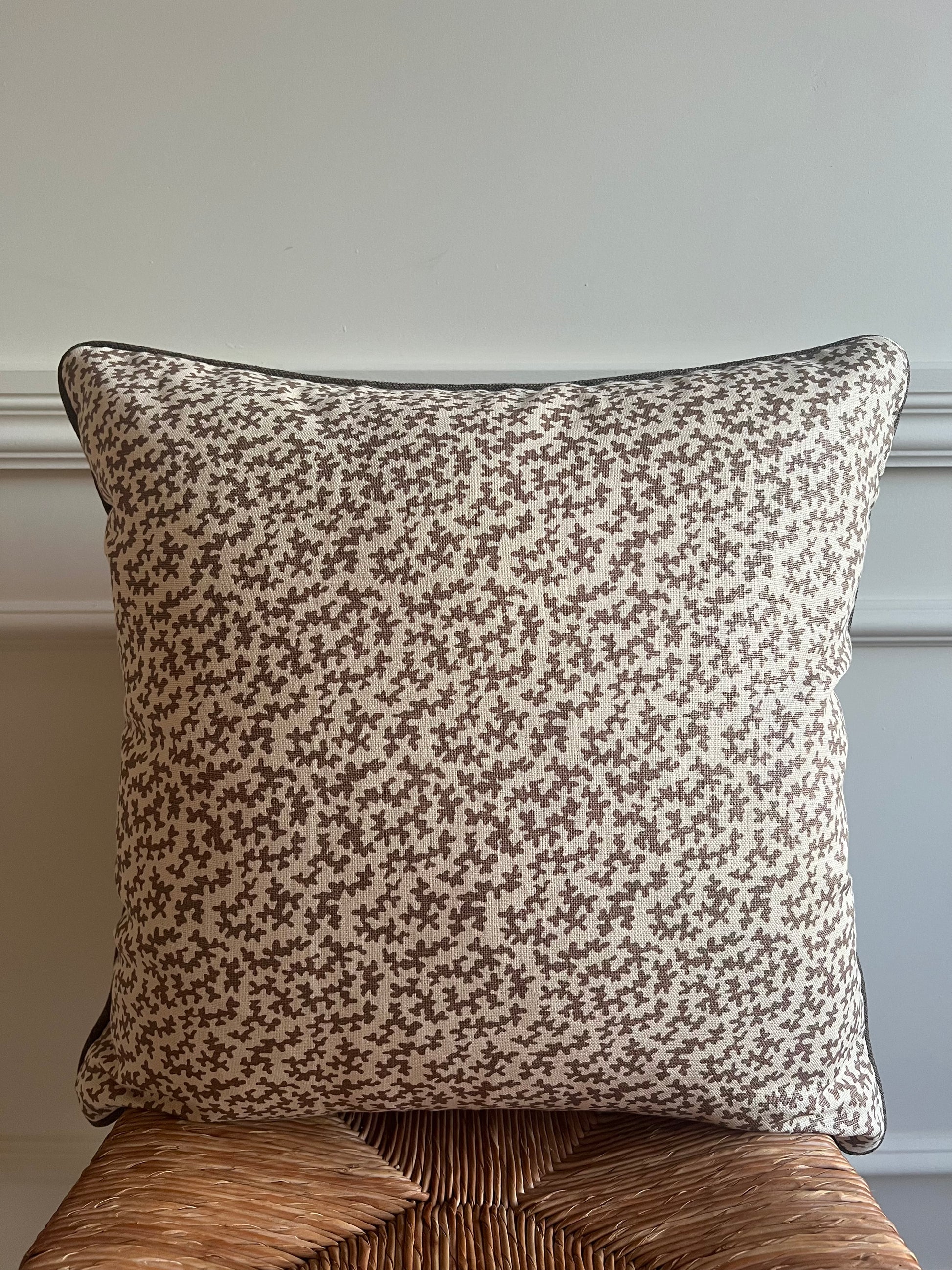 Sibyl Colefax Beige Seaweed piped cushion