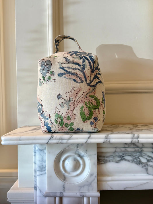 Dalia Doorstop